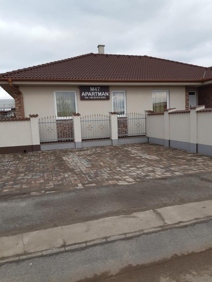 Отель M47 Vendeghaz-Airport Дебрецен Экстерьер фото